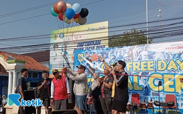 Foto Wakil Bupati Pemalang Nurkholes melepas balon pertanda dibukanya Car Free Day di Comal (Foto: Slamet/Ketik)