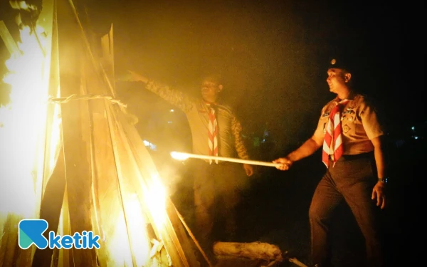 Foto Dandim Abdya, Letkol Inf Beni Maradona menyalakan api unggun pada pelaksanaan Persami di Blangpidie, Sabtu, 12 Oktober 2025. (Foto: Heri for Ketik)