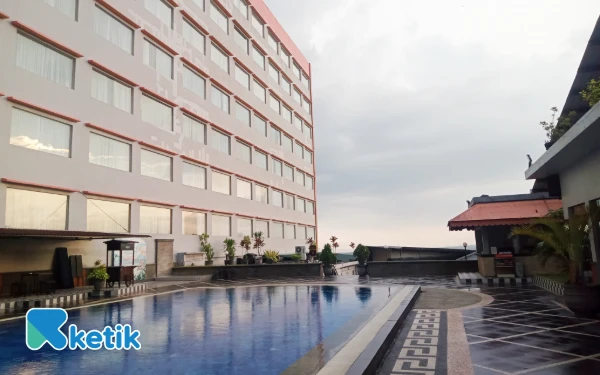 Foto Suasana kolam renang Hotel Aria Gajayana Malang di sore hari. (Foto: Aliyah/Ketik)