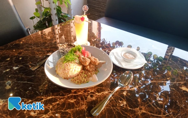 Foto Menu Nasi Goreng Udang Balur Gandum dan Fruit Harmony di Hotel Aria Gajayana Malang. (Foto: Aliyah/Ketik)