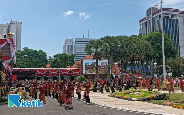 Foto Penampilan 'Jatim Bersimfoni' dalam upacara HUT ke-80 Jatim yang diadakan di Gedung Negara Grahadi, Surabaya pada Minggu, 12 Oktober 2025 (Foto: Athaya Khaisyah Azira/Ketik)