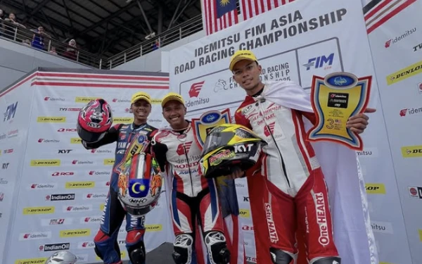 Foto Rider Jatim M. Adenanta Putra (kanan) merayakan podium ketiga pada race kedua ajang Asia Road Racing Championship (ARRC) 2025 seri kelima yang diselenggarakan di Sepang International Circuit, Malaysia (12/10/2025). (Foto: AHRT)