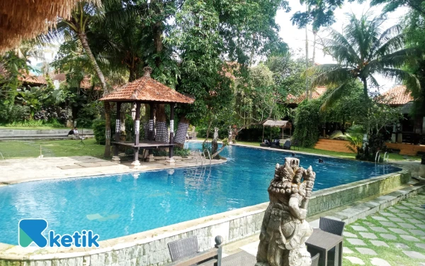 Foto View kolam renang di Ubud Cottages Malang. (Foto: Aliyah/Ketik)