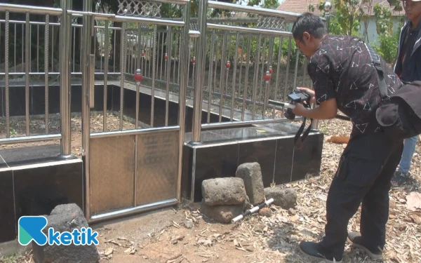 Foto lokasi penemuan arca dewa di makam umum desa pesanggrahan kutorejo mojokerto (foto : sholahudin/ ketik.com)
