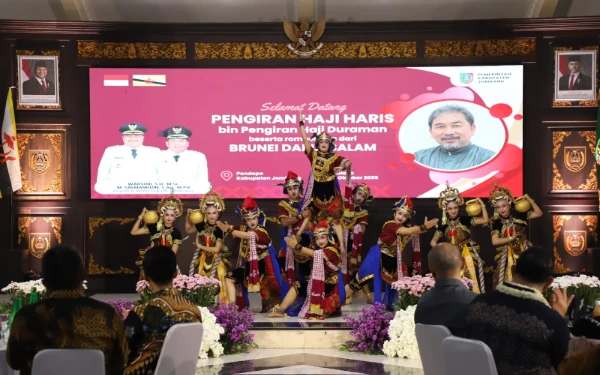 Foto Tarian khas Jombang saat penyambutan delegasi dari Brunei Darussalam di Pendopo kabupaten Jombang. Dok/Pemkab Jombang/