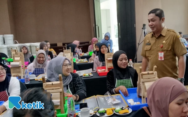 Foto Kepala Disperindag Kabupaten Malang, M Nur Fuad Fauzi ketika meninjau pelatihan Giling Rokok. (Foto: Binar Gumilang/Ketik)