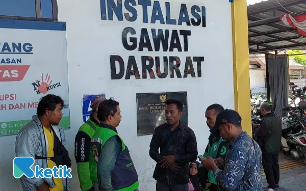 Foto Ojol Asal Surabaya ketika menjenguk Ojol Asal Sidoarjo korban begal di RSUD dr Mohammad Zyn Sampang (Foto: Hinggara for Ketik).