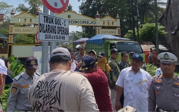 Foto Rambu untuk membatasi truk galian C melintas hanya pada pukul 08.00-18.00 WIB. (Foto: Diskominfo Sleman for Ketik)