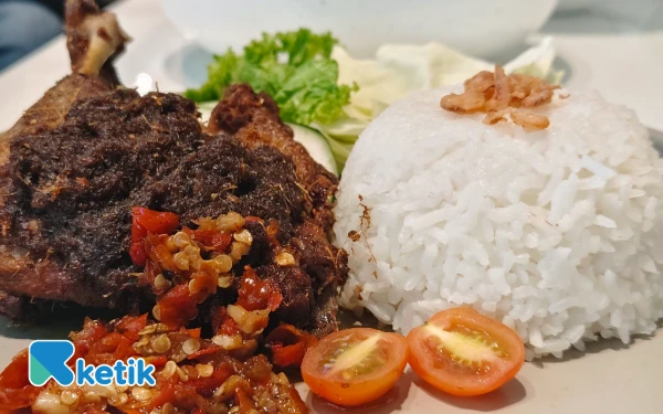 Foto Bebek bumbu hitam dengan sambal bawang. (Foto: Fitra/Ketik.com)
