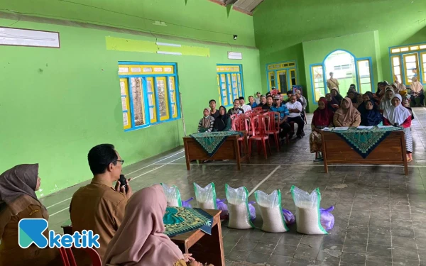 Foto DKPO Pacitan, saat menyerahkan bantuan cadangan pangan pemerintah kepada masyarakat penerima manfaat di Desa Sembowo, Kecamatan Sudimoro, Selasa (14/10/2025). Penyaluran ini dilakukan dalam rangka memperingati Hari Pangan Sedunia ke-46. (Foto: Al Ahmadi/Ketik)