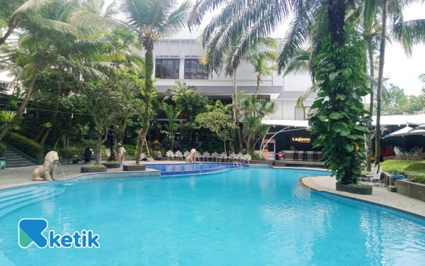 Foto Suasana kolam renang Ijen Suites Resort & Convention Malang ketika sore hari. (Foto: Aliyah/Ketik)