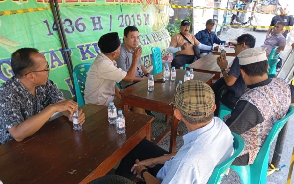 Foto Fuad Bernardi mengunjungi Posko Bencana Limbah B3 yang didirkan oleh warga sekitar. (Foto: Dok. Fuad B)