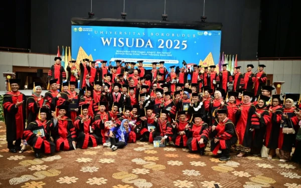 Foto Bupati Banyuasin, Dr. H. Askolani, SH., MH berfoto bersama para wisuda doktoralnya di Jakarta Internasional Convention Center (JICC), Selasa (14/10/25). Foto: Diskominfo Banyuasin