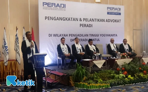 Foto Wakil Ketua Umum DPN PERADI, Ahmad Fikri Assegaf, mewakili Ketua Umum DPN PERADI, Luhut MP Pangaribuan, saat menyampaikan sambutannya. (Foto: Fajar Rianto/Ketik.com)