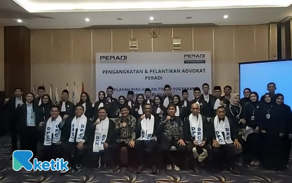 Foto Sesi foto bersama, usai para peserta dilantik secara resmi sebagai Advokat PERADI. (Foto: Fajar Rianto/Ketik.com)