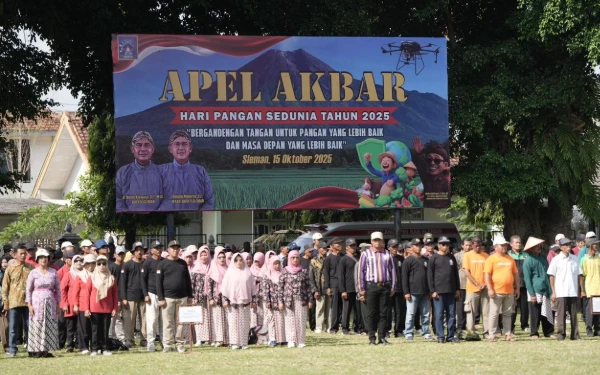 Foto Barisan petani dan peserta Apel Akbar Hari Pangan Sedunia 2025 di Sleman menunjukkan komitmen. Mereka adalah pilar utama yang menjamin ketersediaan pangan di daerah. (Foto: Prokompim Sleman for Ketik.com)