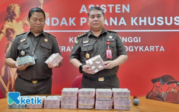 Foto Salahsatu bukti kinerja bidang Pidsus Kejati DIY di bawah komando M Anshar Wahyuddin (kanan). Uang hasil kejahatan korupsi berhasil disita dan diamankan, menegaskan komitmen Kejaksaan dalam memulihkan kerugian negara di DIY.
(Foto: Fajar Rianto/Ketik.com)