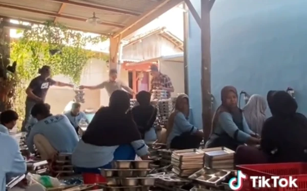 Foto Tangkapan layar vidio tiktok salah satu dapur MBG SPPG Bangilan Tuban dalam proses pencucian food tree, 16 Oktober 2025 (Ahmad Istihar/Ketik.com)