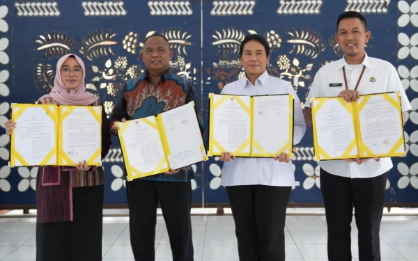 Foto Senyum optimis usai penandatanganan Nota Kesepahaman antara Pemkab Sleman dan Kanwil Dirjen Imigrasi DIY. Diharapkan  kerjasama strategis tersebut akan segera menghadirkan layanan paspor langsung di Mal Pelayanan Publik (MPP) Sleman. 
 (Foto: Prokompim Sleman for Ketik)