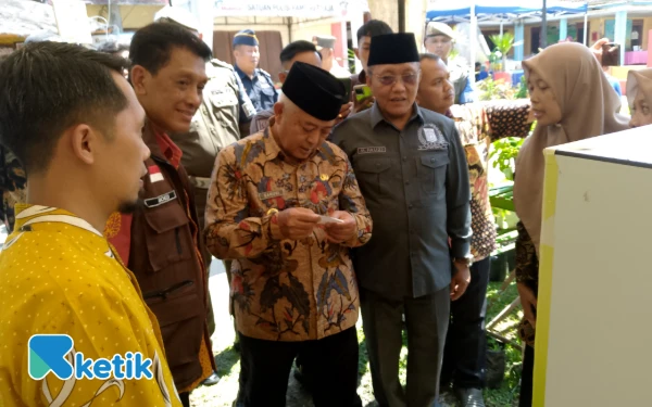 Foto Bupati Malang Sanusi ketika mengunjungi RT 29 Desa Sukoanyar Juara 1 Lomba SAK RT. (Foto: Binar Gumilang/Ketik.com)