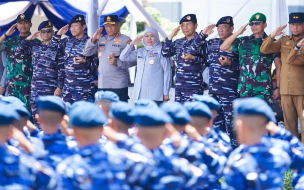 Foto Gubernur Jatim Khofifah memimpin Upacara Pembaretan secara kolektif  1.346 Siswa SMAN Taruna se-Jatim Tahun 2025, di Dermaga Madura, Koarmada II TNI Angkatan Laut Surabaya (Foto: Biro Adpim Pemprov Jatim)