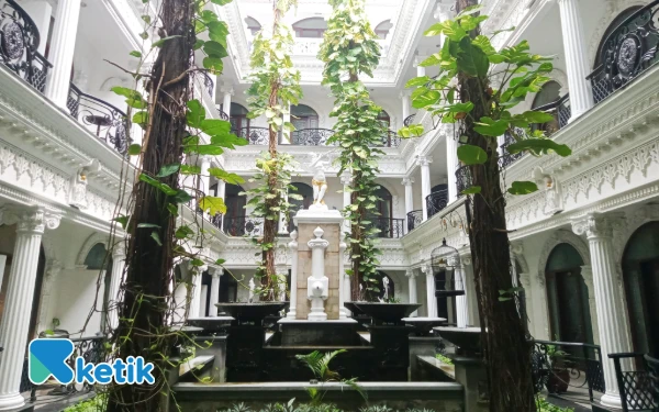 Foto Keindahan taman dengan patung di dalam Grand Palace Hotel Malang. (Foto: Aliyah/Ketik)