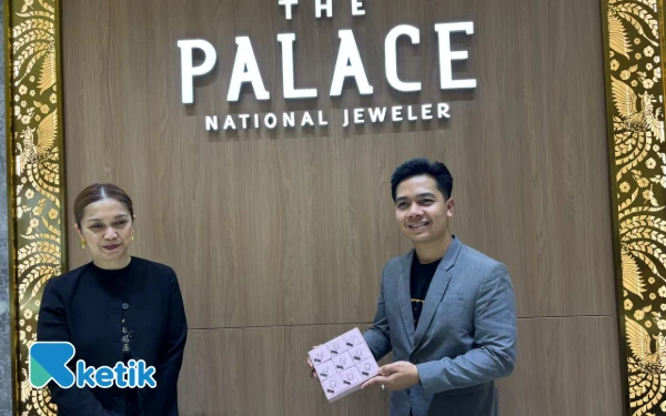 Foto General Manager The Palace Jewele, Jelita Setifa memperlihatkan perhiasan di pembukaan The Palace Jeweler di sunrise mall Mojokerto (foto : sholahudin/ ketik.com)