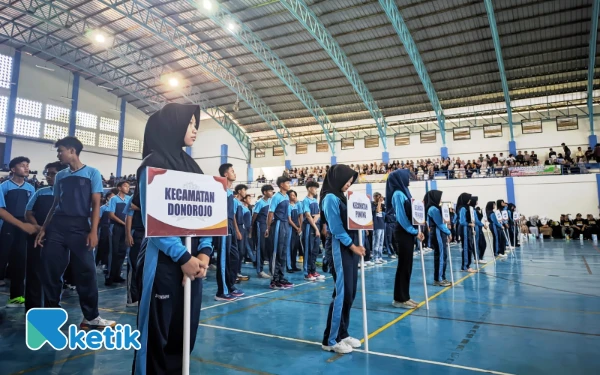 Foto Peserta dari berbagai kecamatan mengikuti upacara pembukaan Kejuaraan Tarkam Kemenpora 2025 di Gedung Olahraga Pacitan, Jumat, 17 Oktober 2025. (Foto: Al Ahmadi/Ketik)