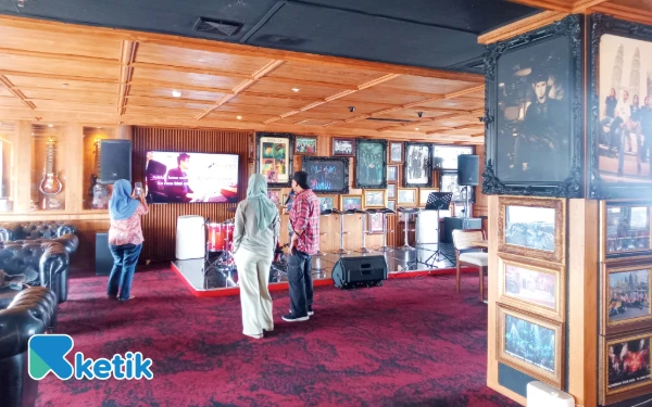 Foto Fasilitas karaoke di Dewa 19 Sky Lounge Malang. (Foto: Aliyah/Ketik)