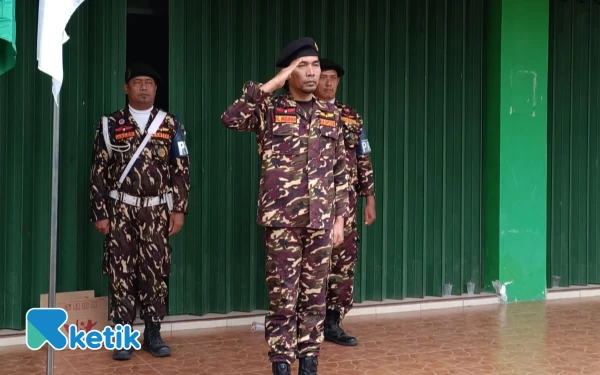 Foto Kasatkorcab Banser Madiun, H Ahmad Dawami Ragil Saputra (Kaji Mbing) memimpin langsung apel jaga kyai jaga negeri pada Jumat, 17 Oktober 2025. (Foto: Angga/Ketik).