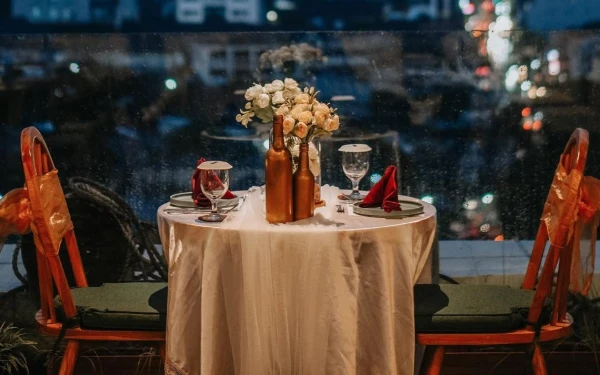 Foto Table decor untuk romantic dinner di Napa Eatery and Bar Malang. (Foto: Dok. Napa Eatery and Bar Malang)