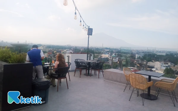 Foto View pemandangan dari Gin Gin Cafe, Pool, and Rooftop Malang. (Foto: Aliyah/Ketik)