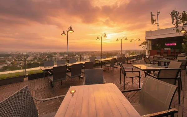 Foto View Sky Room Cafe saat sore. (Foto: Dok. Hotel THE 1O1 Malang OJ)