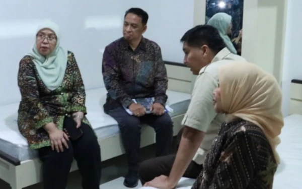 Foto Menteri Maruarar Sirait saat meninjau kamar Rusunawa Unitri (Aris / ketik.com)