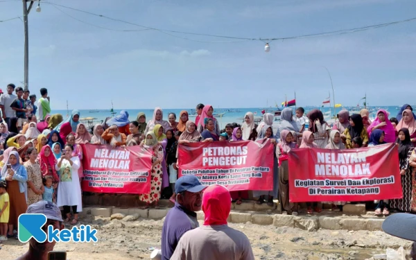 Foto Ratusan ibu-ibu pesisir dan nelayan saat demo kapal Petronas (Foto: Mat Jusi/Ketik.com).