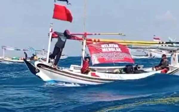 Foto Nelayan Ketapang Sampang saat demo Kapal Petronas (Foto: Mat Jusi/Ketik.com).
