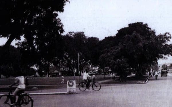 Foto Jalanan Alun-Alun Kota Malang tahun 1900 - 1970. (Foto: JIKN Kota Malang)