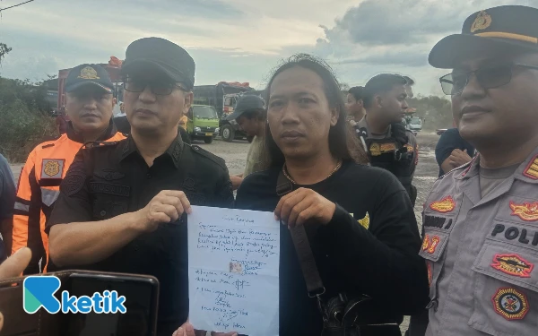 Foto Peserta aksi ditemui Kepala Dishub Gresik, Khusaini, di tempat Khusus Parkir (TKP) Desa Ngawen, Sidayu. (Foto; Aris/Ketik)