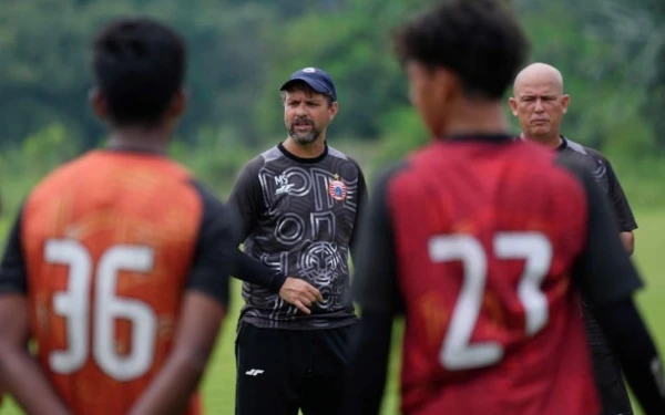Foto Pelatih Persija Mauricio Souza saat memimpin latihan. (Foto: I-League)