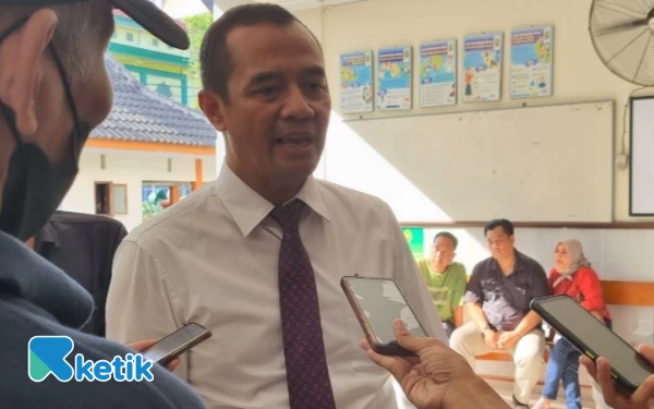 Foto Advokat Layung Purnomo memberikan keterangan kepada awak media, menunjukkan komitmennya pada transparansi kasus yang ia tangani. Integritas dalam penyampaian informasi adalah kunci kepercayaan publik. (Foto: Fajar Rianto/Ketik.com)