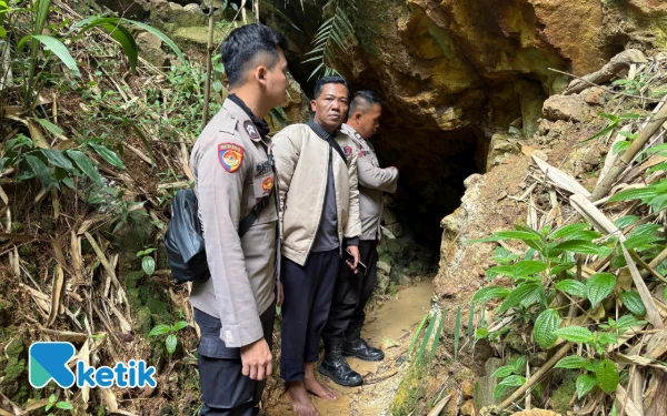 Foto Petugas kepolisian saat melakukan olah TKP di lokasi penambangan batu asah di Dusun Jambu, Desa Jeruk, Kecamatan Bandar, Kabupaten Pacitan, Sabtu, 18 Oktober 2025. (Foto: Polres for Ketik)