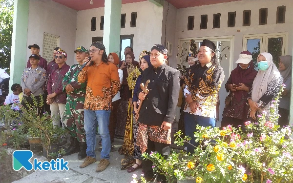 Foto Bayu Prahaja Hadinata Kepala Desa Kedungrukem didampingi Heri Cahyono Kepala Dusun Ngablak saat memberangkatkan karnaval Sedekah Bumi. (foto: Sutejo,RC/Ketik.com)