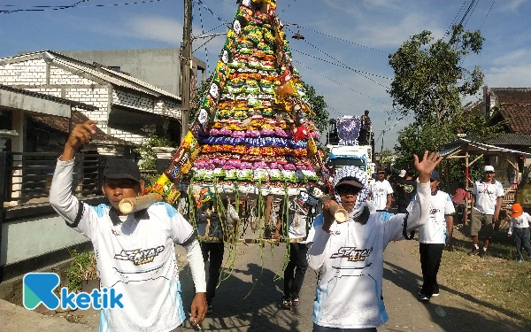 Foto Gunungan sebagai simbul kegiatan sedekah bumi tidak ditinggalkan tetap mengiringi karnaval setiap RT . (Foto: Sutejo,RC/Ketik.com)