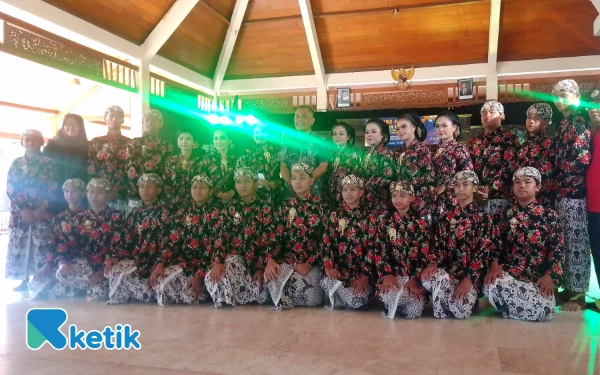 Foto Plt Kepala Sekolah SMP Negeri 2 Tulungagung Nur Hamid usai anak didiknya pentas di lomba karawitan 2025 di Pendopo TB2KS. (Foto : Sugeng/ketik.com)