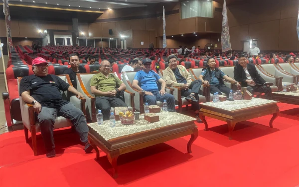 Foto Kolonel CPL Gusra Muttaqin, M.I.Kom Ketua PengKot E-sports Indonesia kota Palembang periode 2024 - 2028 saksikan pertandingan tim MLBB Kota Palembang secara langsung di Gedung OPP Room Kota Sekayu, Kabupaten Muba. (Foto: Humas ESI Kota Palembang)