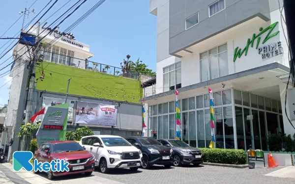 Foto Pemandangan Whiz Prime Hotel Malang dari depan. (Foto: Aliyah/Ketik)