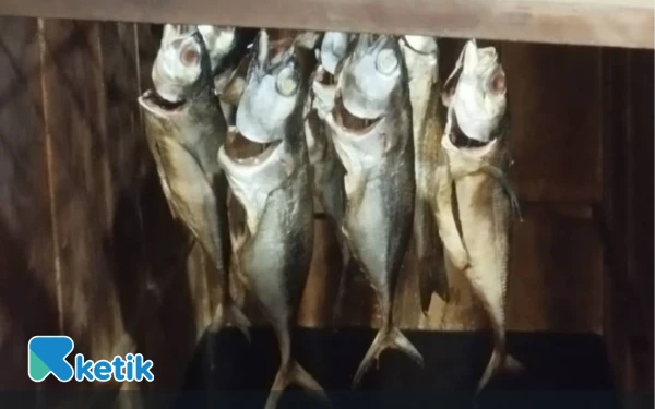 Foto Mbak Gundhul Resto menyajikan Ikan Asap yang diolah dengan teknik Eropa, dikombinasikan sempurna dengan resep warisan almh ibu Sri Wardoyo. (Foto: Iyenk for Ketik.com)