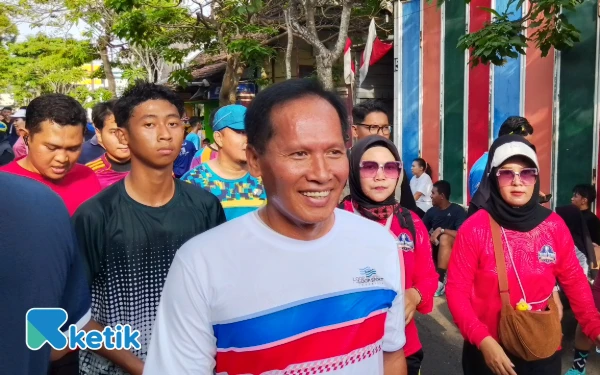 Foto Wakil Bupati Tulungagung H. Ahmad Baharudin setibanya di garis start usai melaksanakan lari router 5 K. (Foto : Sugeng/ketik.con)