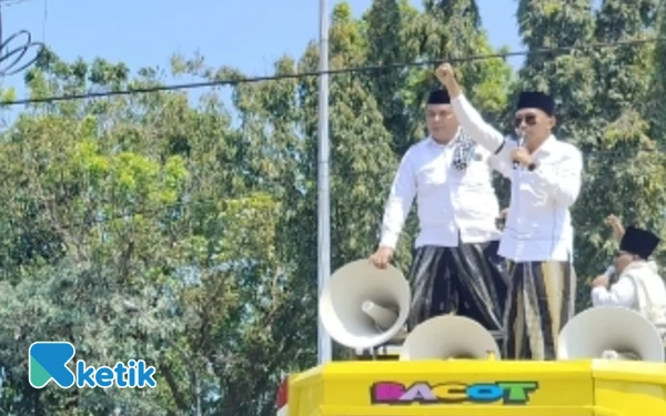 Foto Foto : Atiq Ali Rahbini
Kiai Keren (Kiai Ebid Asnawi) berada di atas truk bersama Gubernur LSM LIRA Samsudin, Minggu, 19 Oktober 2025
