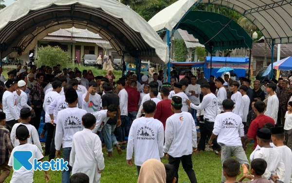 Foto Peserta zikir dan salawat memadati Lapangan Merdeka Babahrot dalam rangka memperingati Maulid Nabi, Minggu, 19 Oktober 2025. (Foto: T. Rahmat/Ketik)